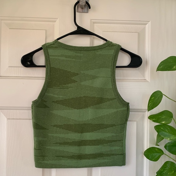 Junior’s sleeveless cropped sweater vest - Picture 2 of 4